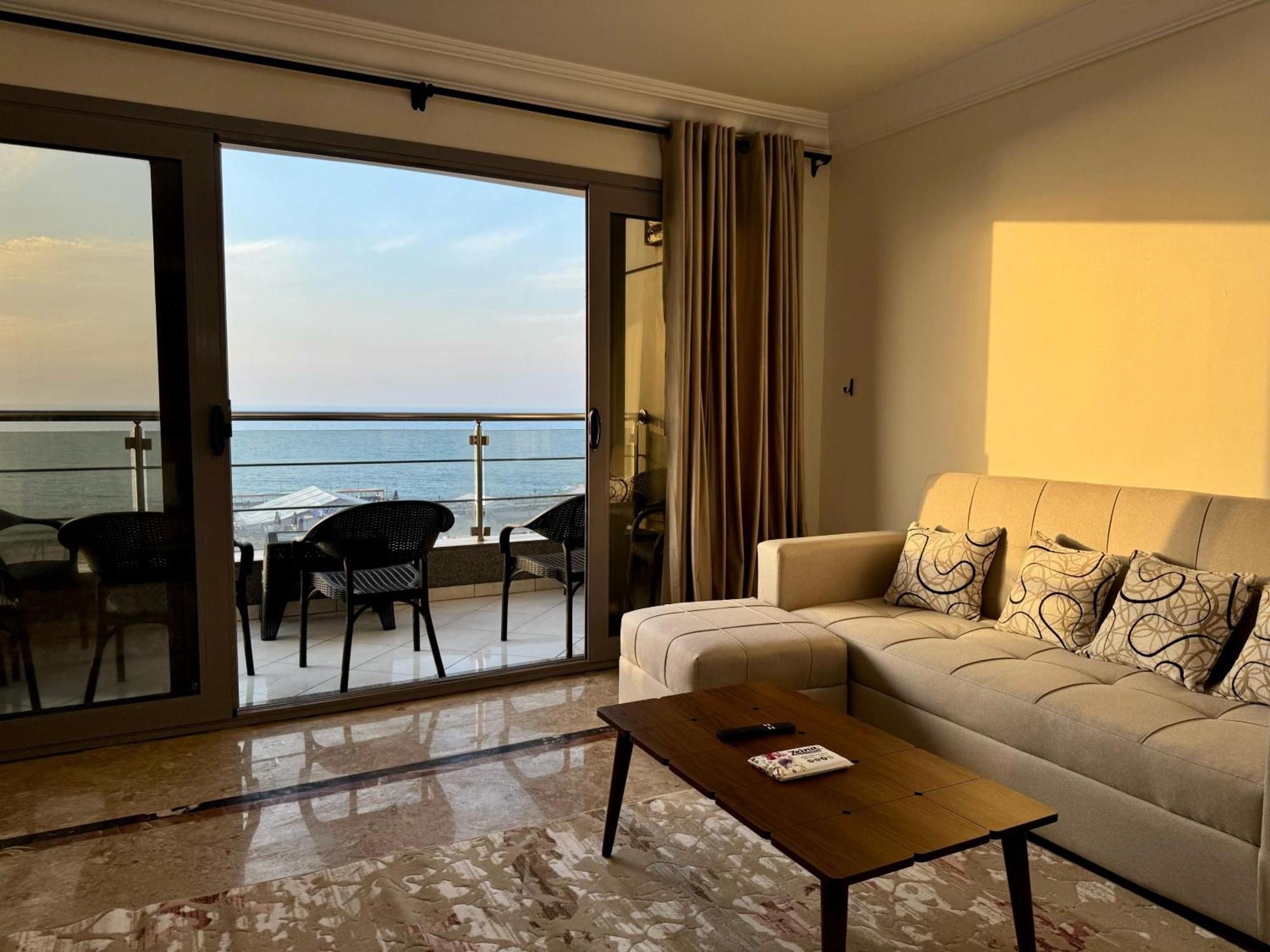 Lovely Chalet 4-bedrooms directly on the Lagon